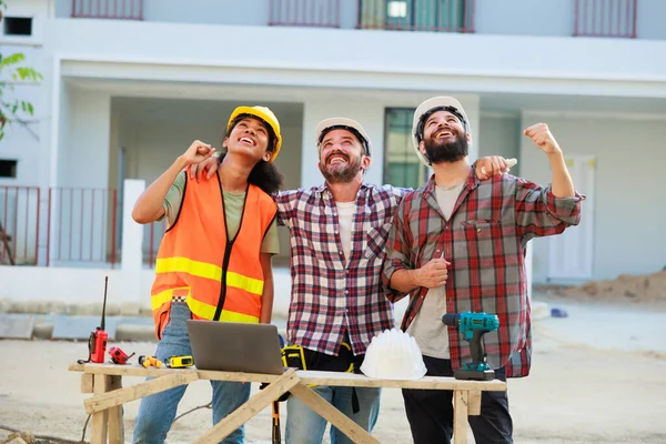 El sıkışın. Ev projesi inşaat sahasında profesyonel makine mühendisi ve inşaat ekibi. Eller sıraya girsin. Birlik ve takım çalışması kavramı.