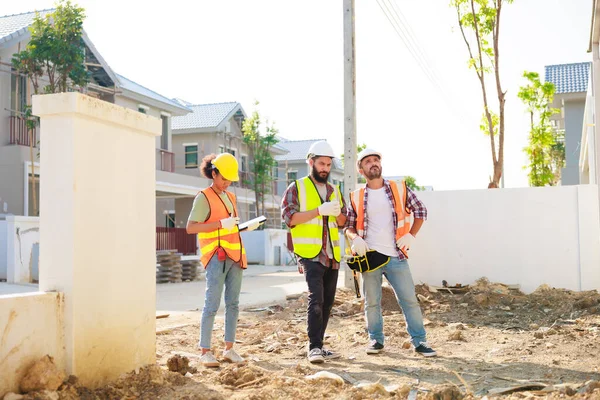 Profesyonel Makine Mühendisi Ekibi, inşaat sahasının altındaki imalat fabrikasında güvenlik kaskı takıyor..