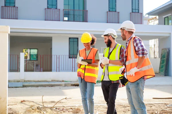 Profesyonel Makine Mühendisi Ekibi, inşaat sahasının altındaki imalat fabrikasında güvenlik kaskı takıyor..