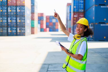 Zenci kadın liman işçisi konteynır kutusunu depo deposundan yüklüyor. Denizci ve uçak sigortası konsepti. lojistik nakliye deposu