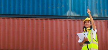 Zenci kadın liman işçisi konteynır kutusunu depo deposundan yüklüyor. Denizci ve uçak sigortası konsepti. lojistik nakliye deposu