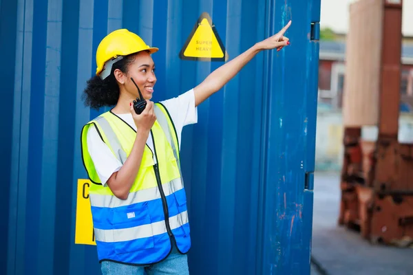 Black Female Dock Worker Control Loading Container Box Cargo Warehouse — Stock fotografie