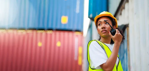 Black Female Dock Worker Control Loading Container Box Cargo Warehouse — Stock fotografie