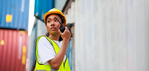 Black Female Dock Worker Control Loading Container Box Cargo Warehouse — Stock fotografie