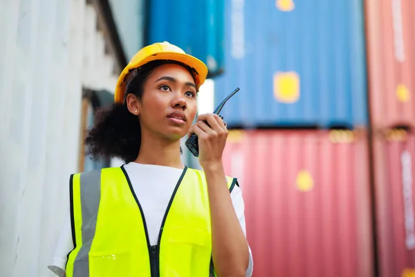 Black Female Dock Worker Control Loading Container Box Cargo Warehouse — Stock fotografie