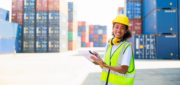 Black Female Dock Worker Control Loading Containers Box Cargo Warehouse — Fotografia de Stock