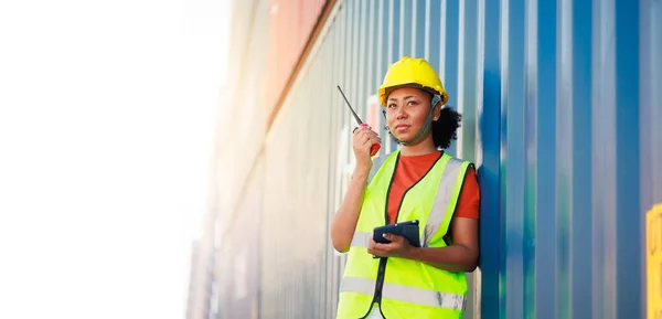 Black Female Dock Worker Control Loading Containers Box Cargo Warehouse — Foto de Stock