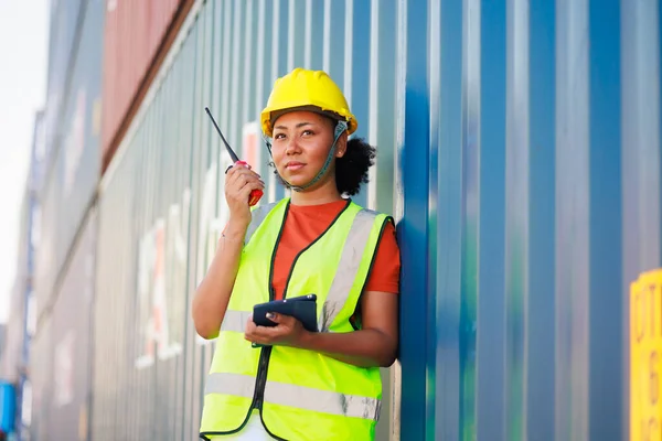 Black Female Dock Worker Control Loading Container Box Cargo Warehouse — Stock fotografie
