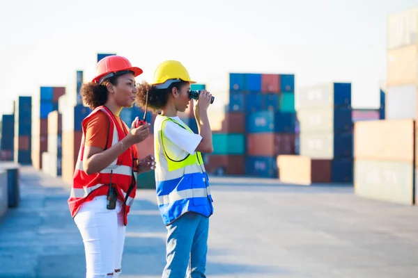 Prismáticos Walkie Talkie Negro Mujer Trabajador Portuario Control Carga Contenedores Imagen De Stock