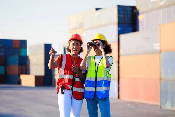 Prismáticos Walkie Talkie Negro Mujer Trabajador Portuario Control Carga Contenedores Imagen De Stock