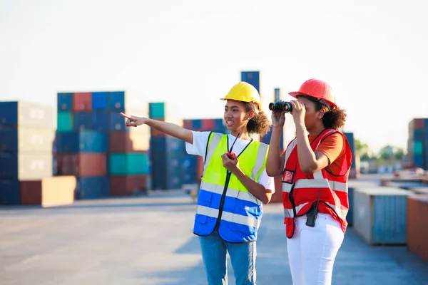 Binoculars Walkie Talkie Black Female Dock Worker Control Loading Containers lizenzfreie Stockbilder