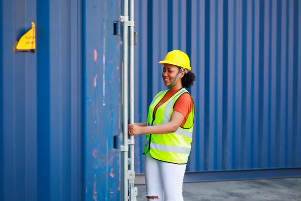 Black Female Dock Worker Open Container Box Cargo Warehouse Container — Stock fotografie