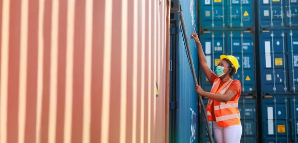 Black Female Dock Worker Face Mask Control Loading Container Box — Stock fotografie