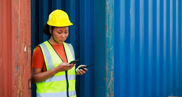 Online Working Smartphone Black Female Dock Worker Control Loading Containers — Stock fotografie