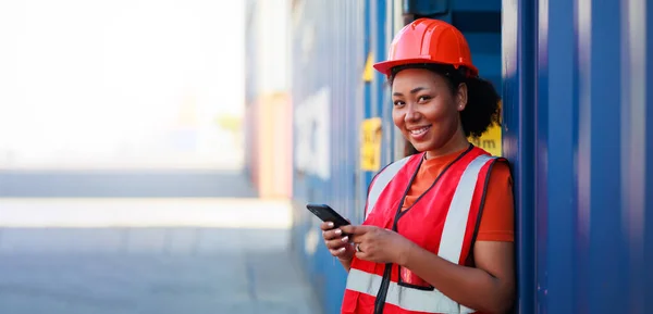 Online Working Smartphone Black Female Dock Worker Control Loading Containers — Foto de Stock