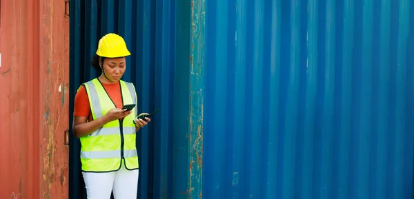 Line Práce Chytrým Telefonem Black Female Dock Worker Control Loading — Stock fotografie