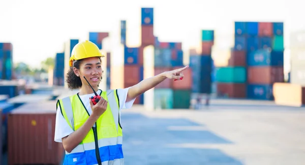 Black Female Dock Worker Control Loading Containers Box Cargo Warehouse lizenzfreie Stockbilder