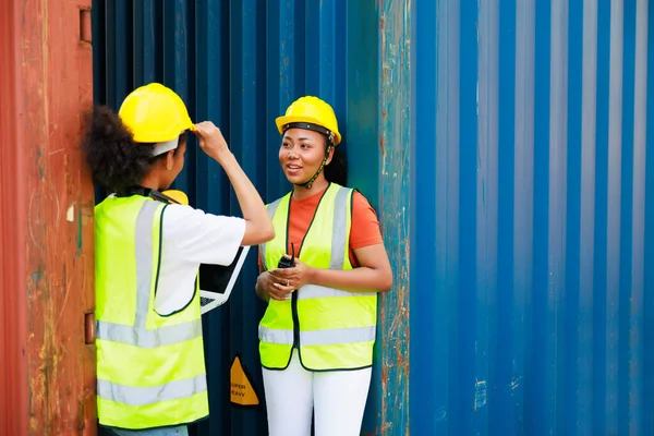 Two Friends Black Female Dock Worker Relax Talking Break Time lizenzfreie Stockfotos