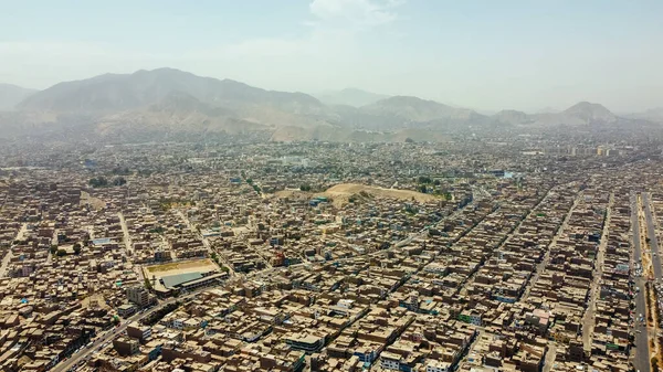 Vista aérea de una parte del distrito de San Martín de Porres al norte de Lima - Perú. — Foto de Stock