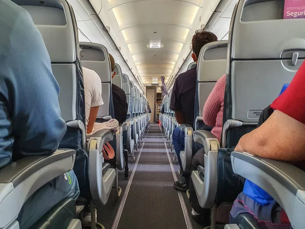 Кабина самолета с пассажирами на сиденьях, ожидающими взлета . — стоковое фото