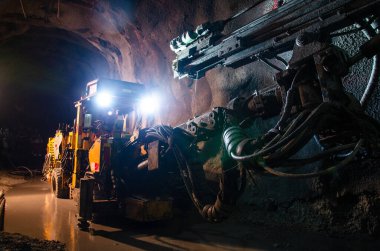 Yeraltı madeninde Jumbo Sondaj Pozisyonu.