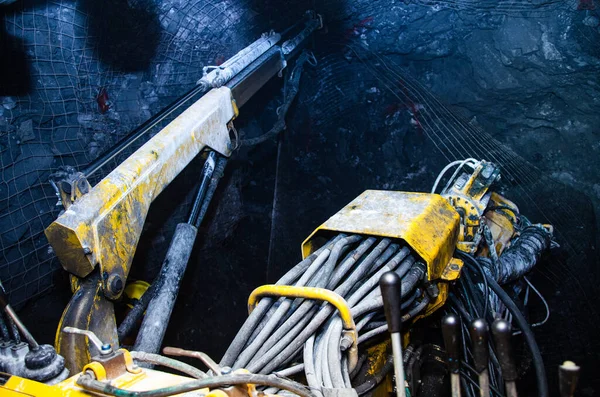 Madencilik makinesinin maden operatörü, yeraltı mayın ağı.