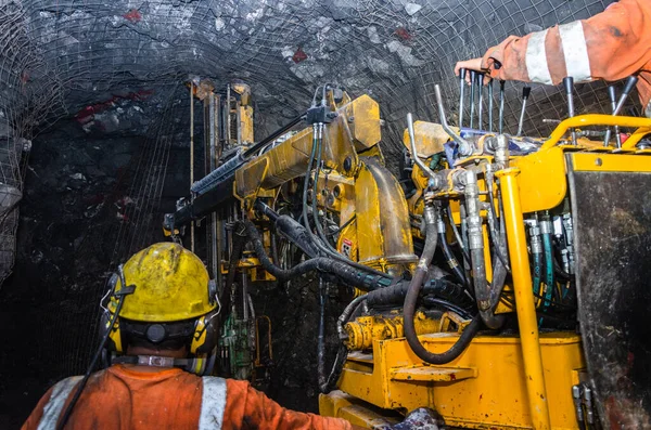 Exploitant minier sur machine minière, treillis souterrain. Image En Vente