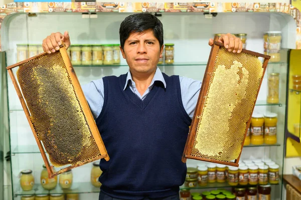 Apicultor está enseñando marcos de colmena en su tienda de miel. Apicultura. —  Fotos de Stock