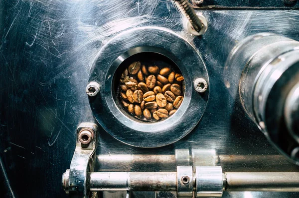 Grãos de café giram em uma máquina de torrefação de grãos de café. — Fotografia de Stock