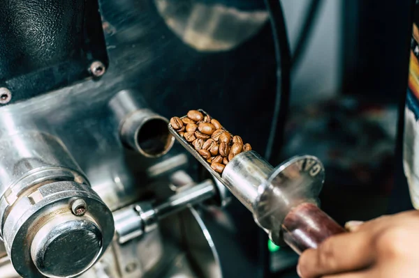 Máquina de torrador de café no processo de torrefação de café. Mistura de grãos de café. — Fotografia de Stock