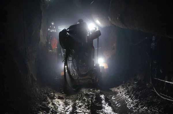 Χειριστής ορυχείων σε μηχανή εξόρυξης, υπόγειο δίκτυο ορυχείων. — Φωτογραφία Αρχείου