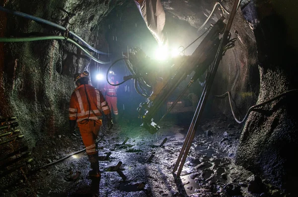 Exploitant minier sur machine minière, treillis souterrain. Images De Stock Libres De Droits