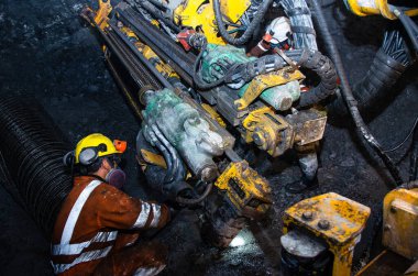 Bir maden makinesini tamir eden tamirci..