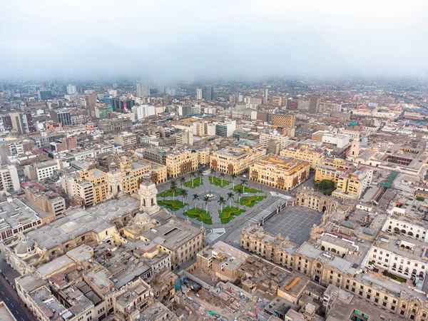 Vista aérea da praça principal de Lima, palácio do governo do Peru e igreja da catedral. Centro histórico da capital do Peru. — Fotografia de Stock