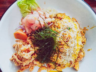 Deniz ürünleri pilavlı Ceviche ve balık chicharron. Peru yemekleri, deniz ürünleri üçlüsü.
