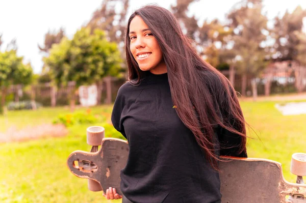 Retrato Una Joven Patinadora Sonriente Sosteniendo Monopatín Mujer Con Tabla — Foto de Stock