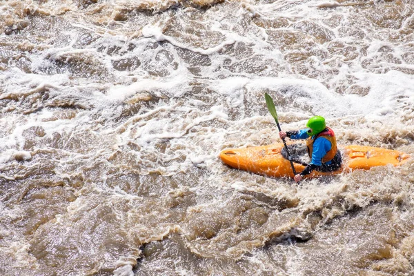 Wioślarz Kajaku Płynie Górską Rzeką Niebezpieczny Aktywny Odpoczynek Nad Rzeką — Zdjęcie stockowe
