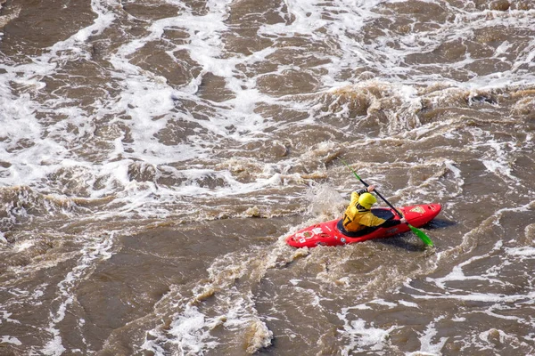 Проходячи Пороги Швидкій Гірській Річці Він Бореться Водяним Елементом Сильний — стокове фото