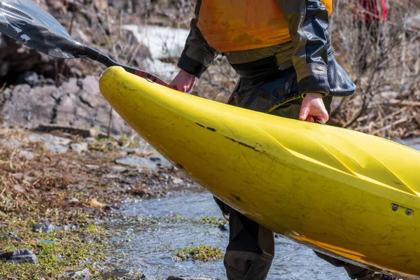 Bir adam nehirden bir kano taşıyor. Güzergahın sonu. el ve plastik kap yakın çekim