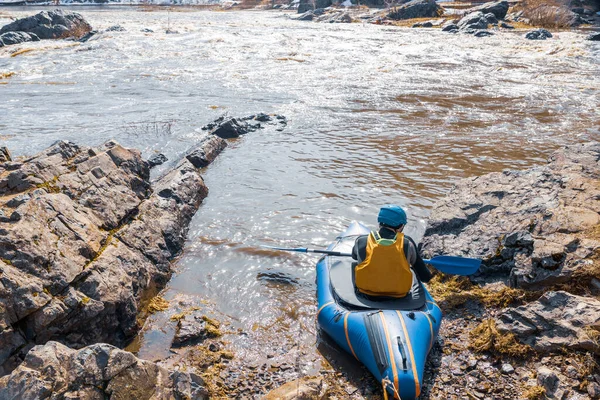 Kayak Hombre Con Una Pala Fondo Del Río Paisaje Primavera — Foto de Stock