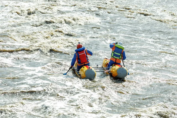Dwie Osoby Dwuosobowym Katamaranie Płyną Dół Rzeki Górskiej Niebezpiecznej Rzeki — Zdjęcie stockowe