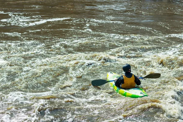 Uomo Che Galleggia Sul Fiume Kayak Acqua Tempestosa Sporca Intorno — Foto Stock