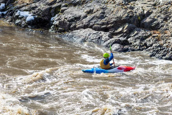 Kayak Multicolor Las Aguas Río Montaña Turbulento Hombre Está Remando Imagen de stock