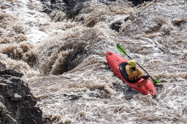 Kayak Audacieux Sur Rivière Montagne Surmonter Les Rapides Montagne Sur — Photo