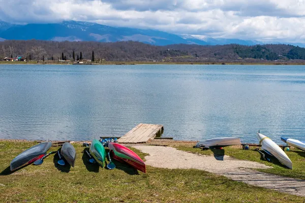 Muitos Caiaques Pelo Lago Montanha Contra Pano Fundo Natureza Barco Imagem De Stock