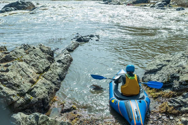 Hombre Sienta Casco Fondo Tormentoso Río Montaña Kayak Descanso Actividad Fotos de stock libres de derechos