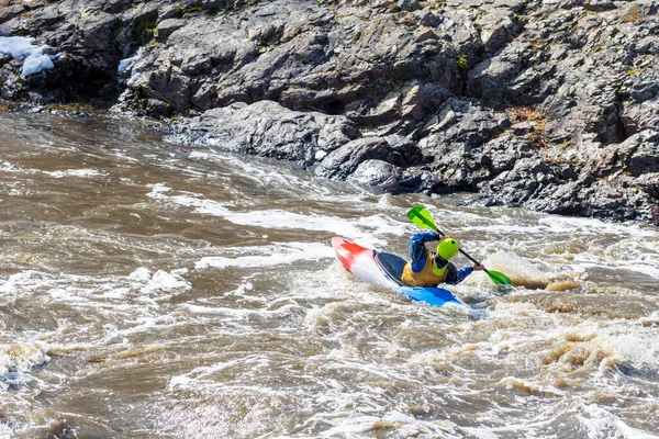 Hombre Kayak Alcanza Equilibrio Apoyándose Remo Agua Vuelta Río Tormentoso — Foto de Stock