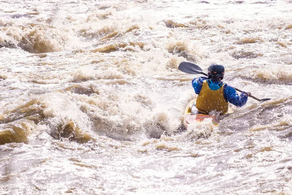Hombre Barco Supera Los Poderosos Arroyos Río Montaña Salpica Cae —  Fotos de Stock