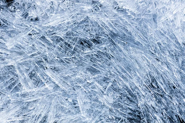 얼음이 달라붙습니다 직사각 모양의 조각을 배경으로 것입니다 — 스톡 사진