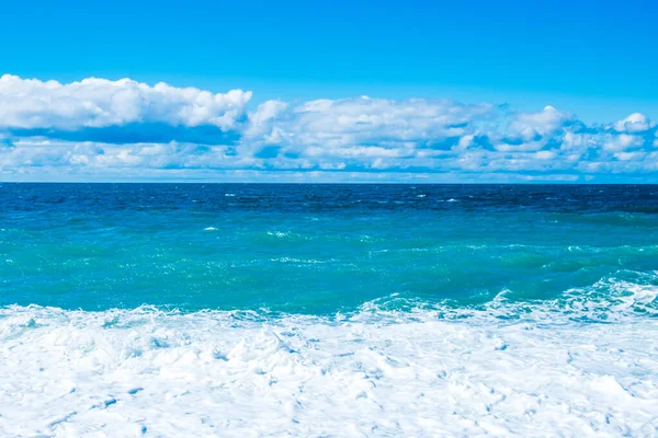 Widok Horyzont Brzegu Morza Błękitne Niebo Niebieskie Fale Białymi Chmurami — Zdjęcie stockowe